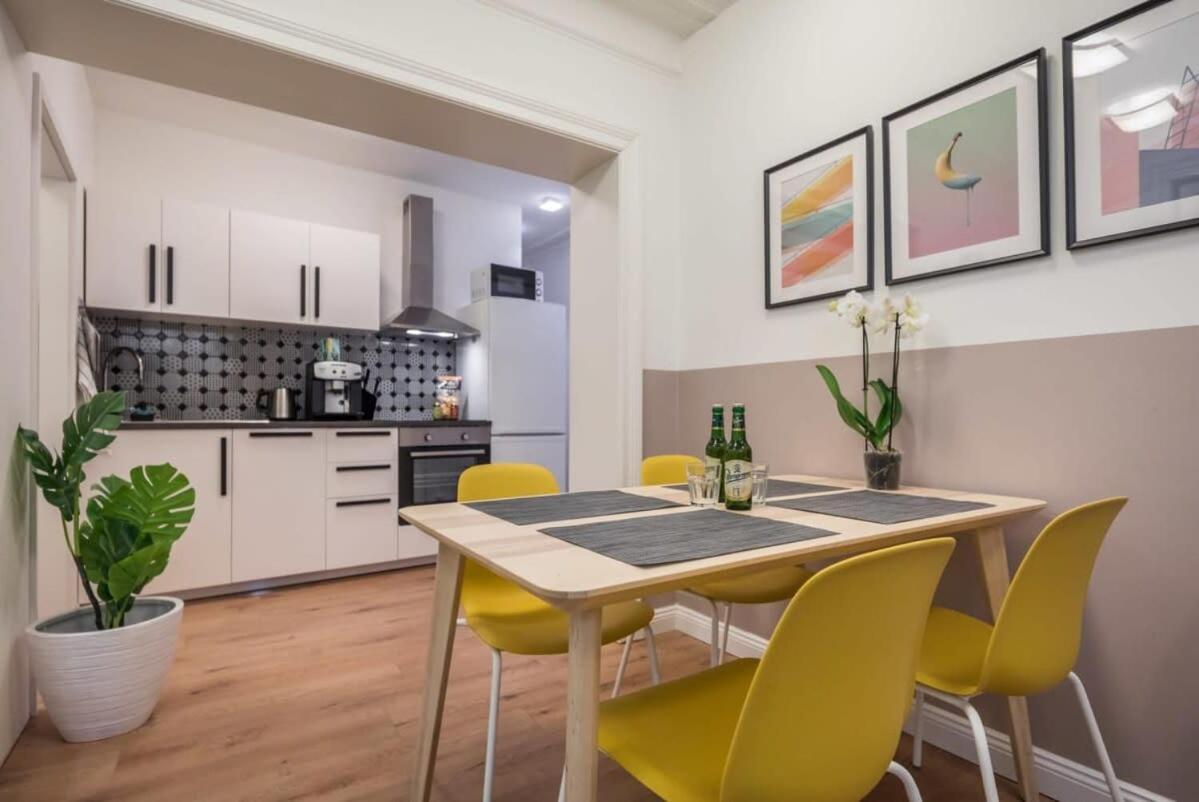 Charming Apartment In Prime Location Hamburg Bagian luar foto